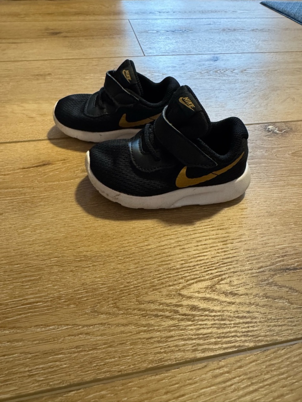 NIKE TANJUN BLACK/METALLIC GOLD-WHITE TODDLERS SHOE SIZE 5C